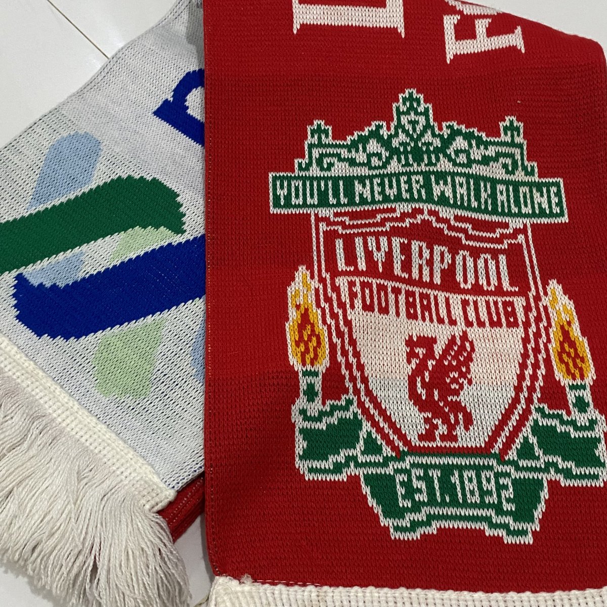 #u16
LFC Standchart Scarf
Official 
Excellent

#bestoffer #auction #lelang #nganulelang #jersey4sale #bid #original #shirt #jersey #kaosbola #bajubola #lfc #liverpool