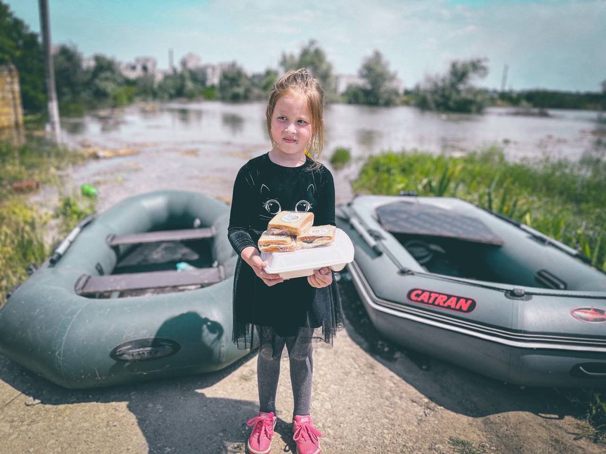 chefjoseandres's tweet photo. .@WCKitchen reaching every community they can everyday along the right side of the Dnipro River. They are my heroes alongside many more doing the impossible at a great peril for their own lives….Also providing meals in temporary shelters and extraction points. #ChefsForUkraine https://t.co/7DvmloQpC8