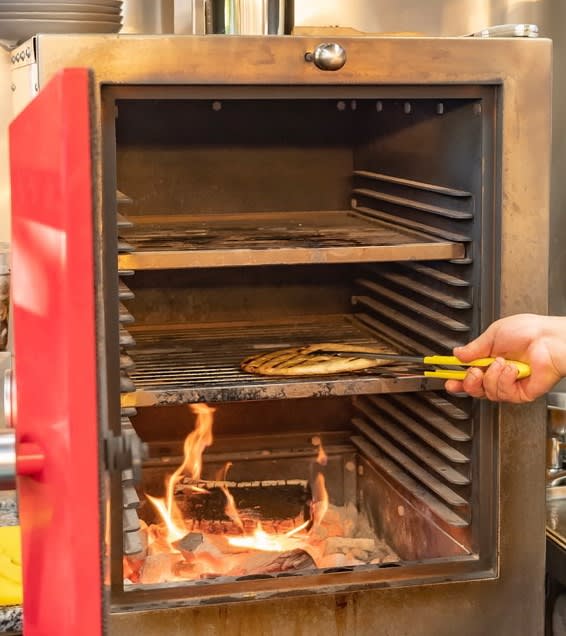 foxandfinchpub's tweet photo. Our pizza and flat bread oven is lit ready for lunch today, selling fresh homemade pizzas and a selection of other dishes 

#pizza #pizzatime #pizzalovers #pizzaislife #woodoven #outdoorkitchen #pizzadough #woodfired https://t.co/nanMSfnA7J