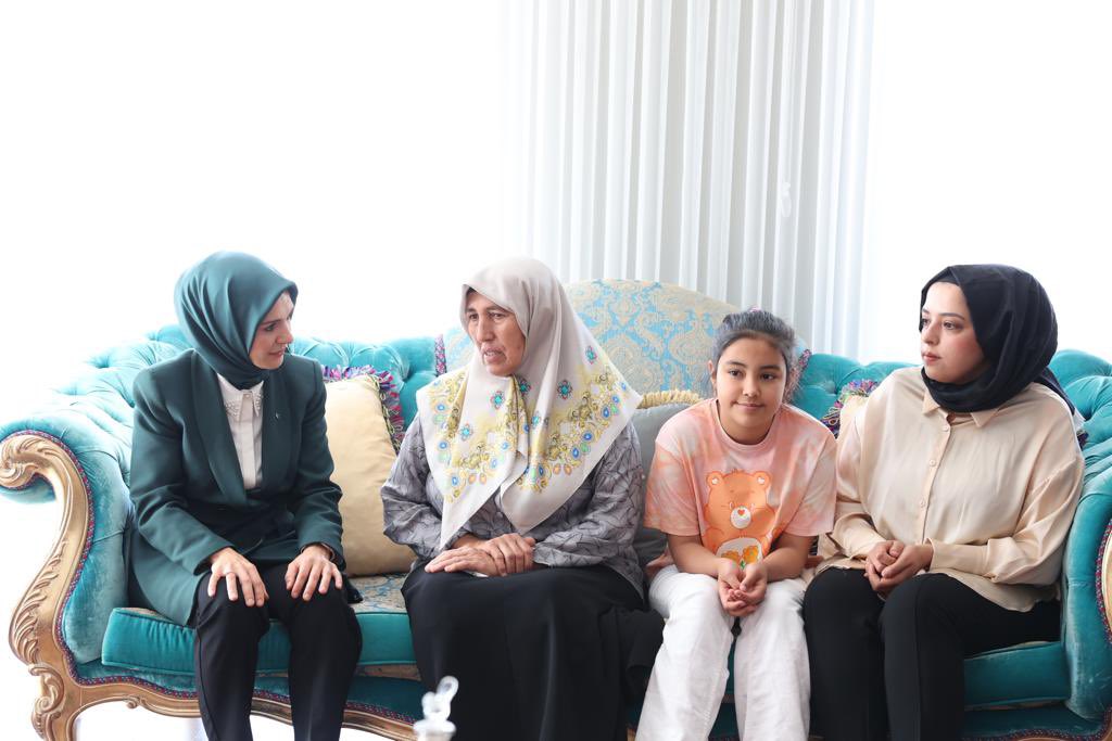 6 Şubat'ta meydana gelen asrın felaketinde hayatını kaybeden çalışma arkadaşımız Meryem Yılmaz'ın kıymetli ailesine taziye ziyaretinde bulunduk.

Rabbim mekanını cennet eylesin, afette vefat eden tüm vatandaşlarımıza rahmeti ve merhameti ile muamele etsin.

📍 Kahramanmaraş