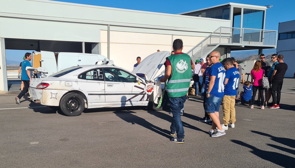 Hoy de carreras en la #lacencerro viendo correr a <a href="/TecnicoReview/">Tecnico Review</a> con el #taxi de #cxsound gracias Cristian por la experiencia