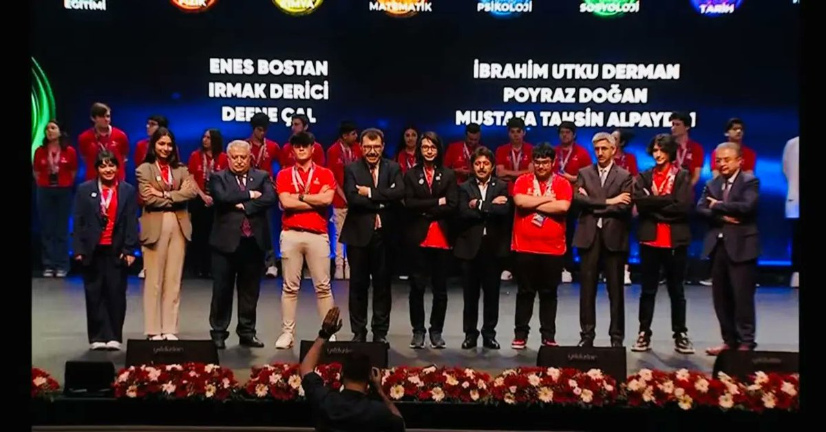 Ankara'da 54.'sü düzenlenen  2204-A TÜBİTAK Lise Öğrencileri Araştırma Projeleri Final  Yarışmalarıda Teknoloji Tasarım alanında Türkiye Birinciliği, Yazılım alanında Türkiye İkinciliği ve her iki alanda da birer tane teşvik ödülü alan ekiplerimizi tebrik ederiz.