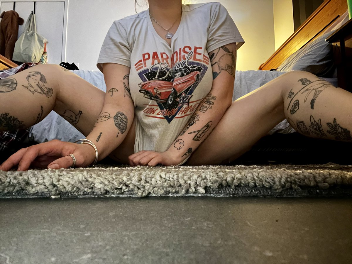 Darlinggg1997's tweet photo. Link in bio 💦🔥 #thick #curvy #feet #hornyyyyyyxxxxxx #tattoos #pierced #only18plus #sexy #subscribe https://t.co/B7qsXmB4iH