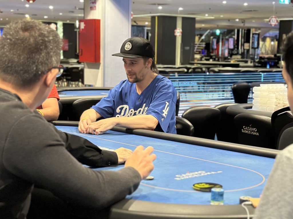 CasinoBarcelona's tweet image. 🏆 MAIN EVENT - @goldengamesint 🏆

Llegamos al nivel 2 con 2️⃣3️⃣ jugadores. 

Acaba de llegar MARIO ALONSO en representación de todo el canal de TWITCH de @infoSteveEnriq 😉 gracias al SAT que preparó para su comunidad 🎟️

#GoldenEvents