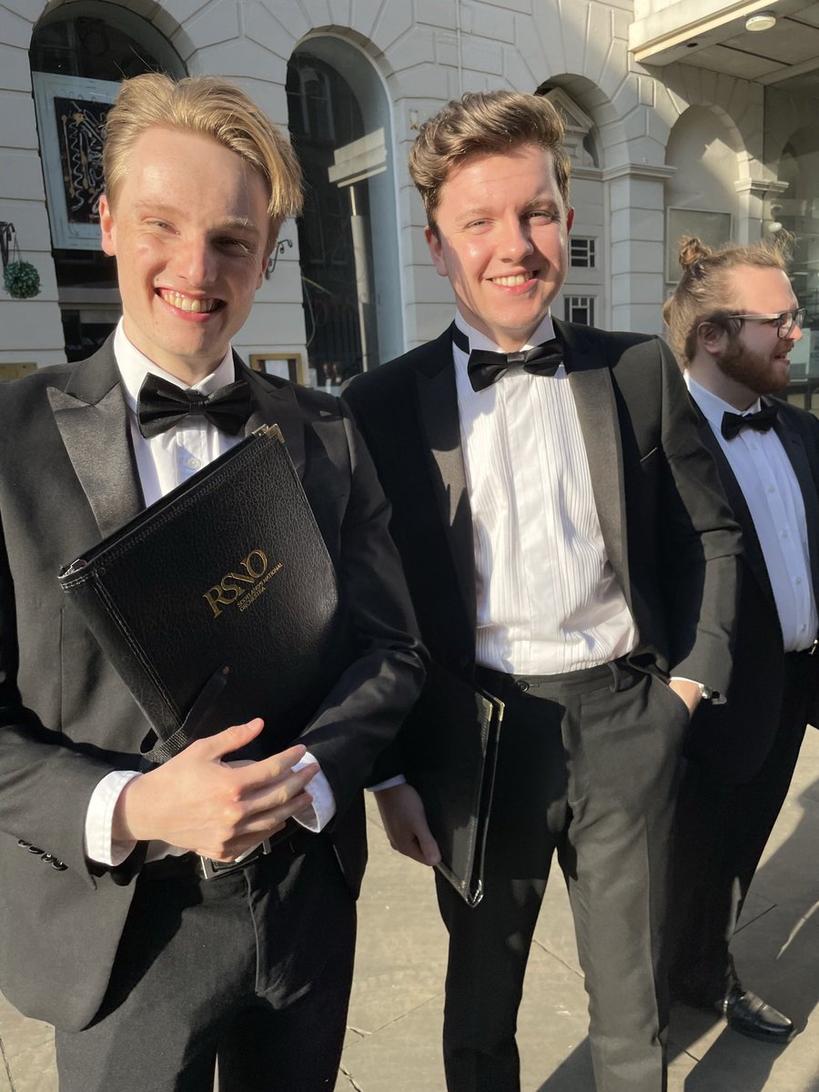 RSNOChorus's tweet image. It was also, we have to admit, a most sartorial Requiem… chorus members from RSNO, Garleton Singers and Royal Conservatoire of Scotland looking splendid in the Edinburgh sunshine last night ahead of our performance of the Verdi Requiem…🥰🎶

rsno.org.uk/liveevent/verd…