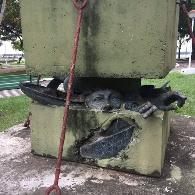 о городской скульптуре

памятник диктатуре альфредо стресснера, который с 1954 по 1989 годы восемь раз «переизбирался» президентом республики парагвай. его статую разбили, придавили бетонным блоком, стянули арматурами и сделали надпись «больше никогда»