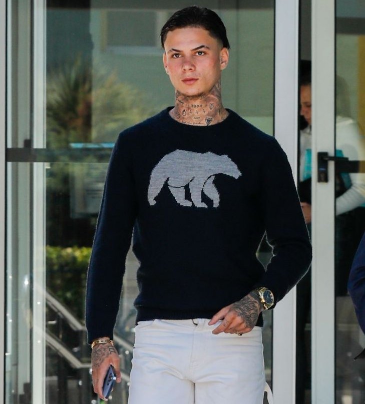 Este futbolista se llama Joel Domínguez y ha sido condenado por violencia machista. Le daba puñetazos y patadas a la víctima menor de edad. El presidente de la UD Las Palmas le ha dado su apoyo y hará la pretemporada con el equipo de Primera: "Hay que ayudar a nuestra gente".