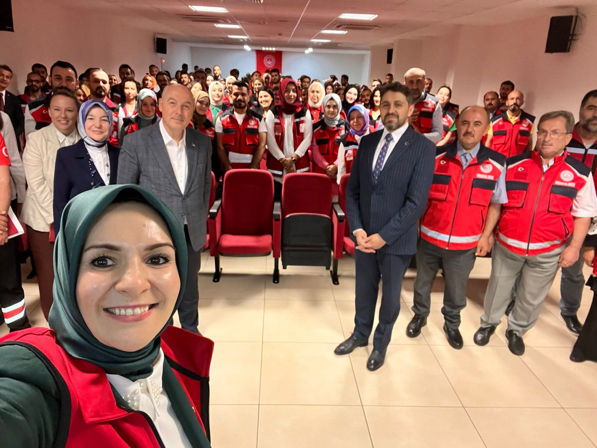 tcailesosyal's tweet photo. Bakanımız Sn. Mahinur Özdemir Göktaş, Kahramanmaraş merkezli depremlerin ardından bölgedeki iyi olma halinin yeniden yeşermesi için ilk andan itibaren sahada çalışmaya devam eden psikososyal destek personeli arkadaşlarımızla bir araya geldi.

@Mahi_Nur
📍 Kahramanmaraş https://t.co/mCElC8YvOM