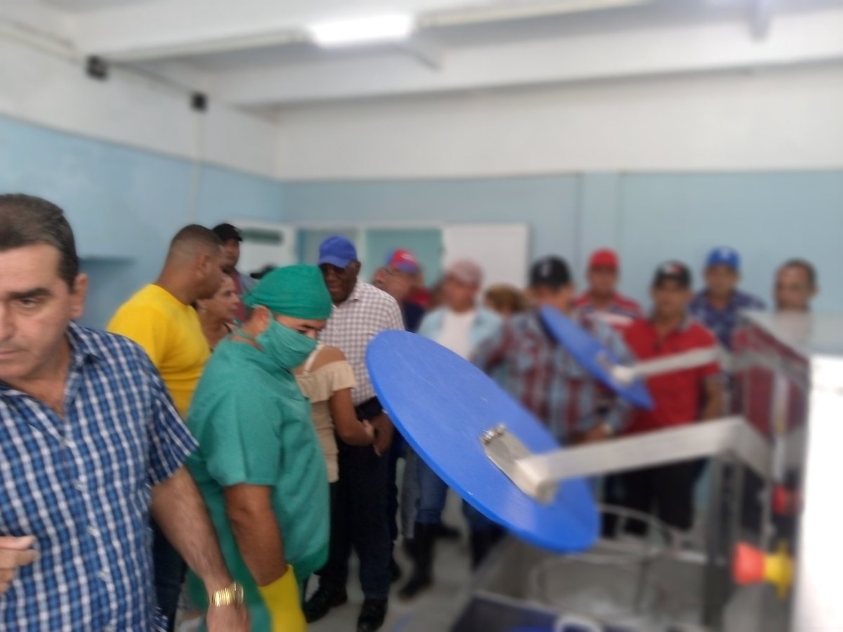 Intercambia Valdés Mesa con directivos y productores del área agrícola y la planta procesadora de polvo de moringa, sueño de #FidelPorSiempre y primera de su tipo en #Cuba <a href="/DiazCanelB/">Miguel Díaz-Canel Bermúdez</a> <a href="/DrRobertoMOjeda/">Dr. Roberto Morales Ojeda</a> <a href="/PartidoPCC/">Partido Comunista de Cuba</a> <a href="/MEspirituana/">@MariposaEspirituana</a>