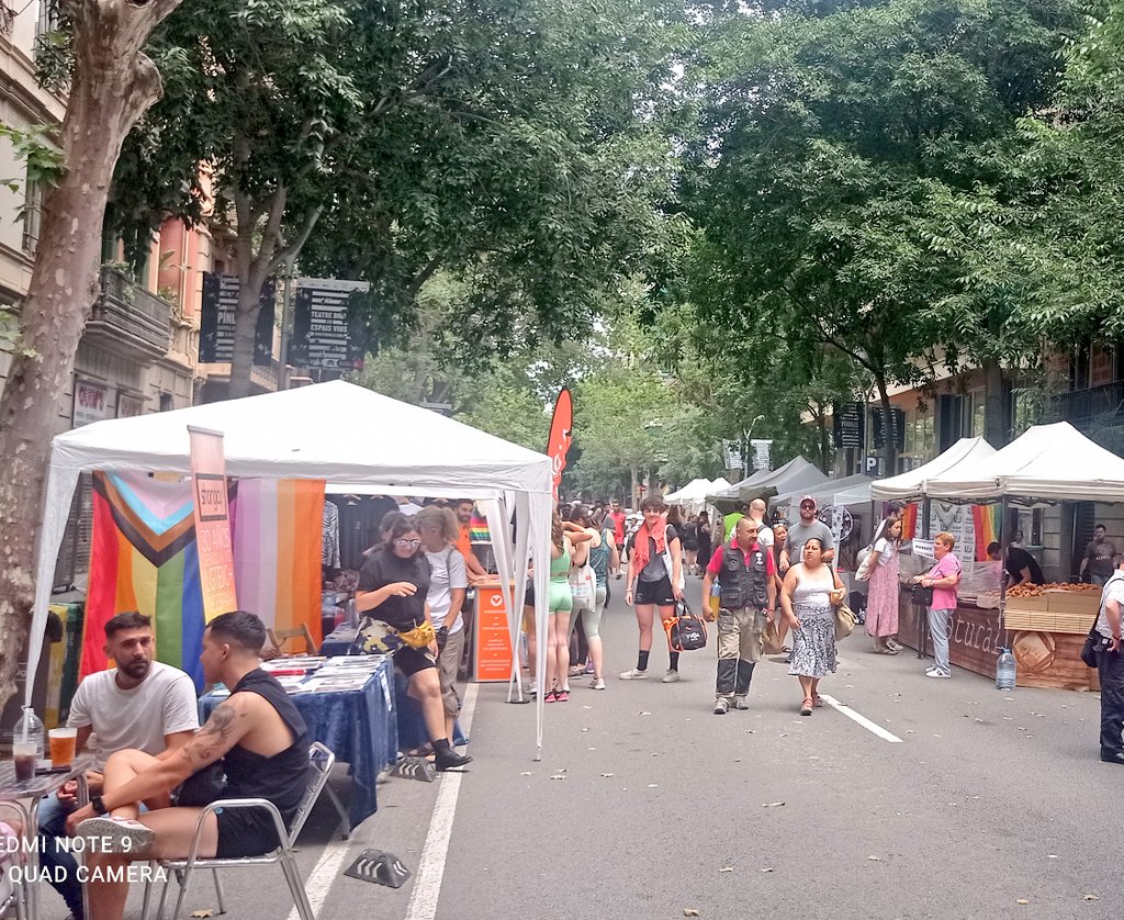 A la mostra de #comerç i entitats de @someixample amb Ursu, la presidenta, i el conseller @marcmartinezn.
Comerç, reivindicació i festa a l'#EsquerraEixample.
El mes de juny, mes de l'orgull🏳️‍🌈