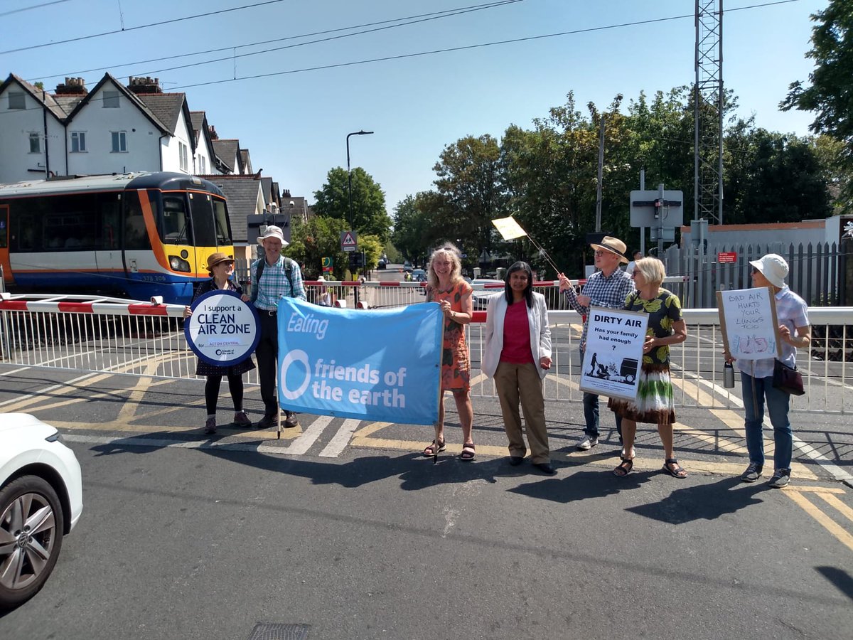 EFoE & local residents assocs action to persuade drivers to switch off car engines at Acton level crossing. Switching off engines for 10 seconds while stationary will save 8% of nitrogen oxide emissions in Ealing #toxicair