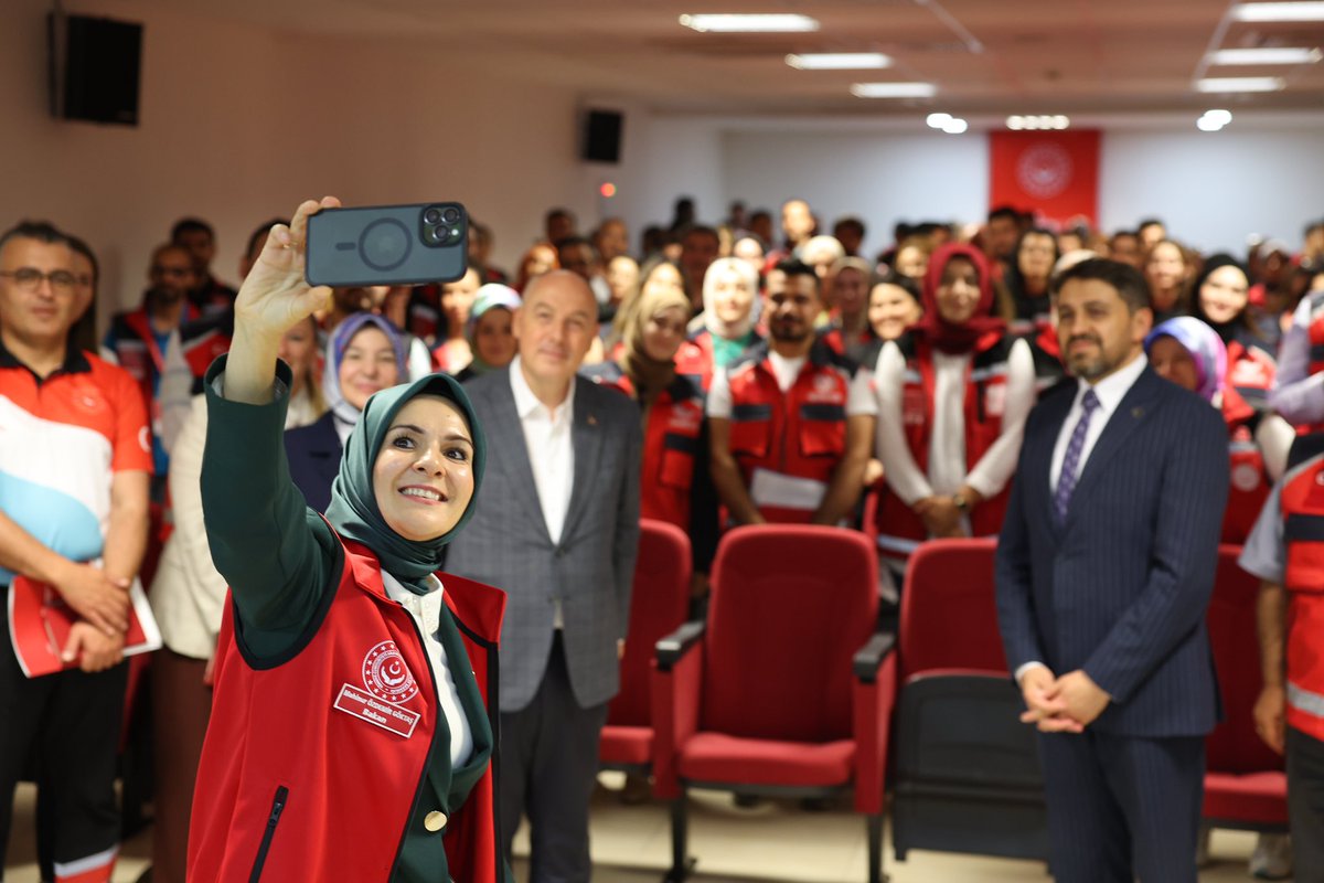 MahinurOzdemir's tweet photo. Afeti bizzat yaşayıp, iyi olma halinin bir an önce yeniden yeşermesi için ilk andan itibaren sahada çalışmaya devam eden arkadaşlarımız teşekkürün en büyüğünü hak ediyor.

Her birinizin varlığı Bakanlığımıza güç veriyor.

İyi ki varsınız. ♥️

#BirlikteGüçlüyüz
📍 Kahramanmaraş https://t.co/BnaMNhk33V