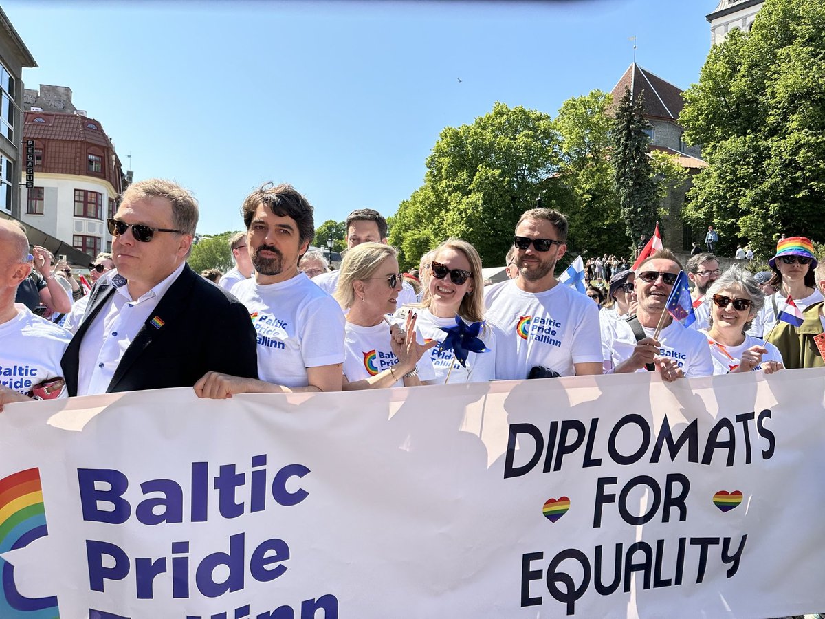 Baltic #Pride in #Tallinn - huge turnout - #proud to be part of it - #loveislive 🌈🇳🇱🇪🇪 @Tsahkna and @Riigikogu president Lauri Hussar - thank you for joining us! @DutchMFA @MFAestonia