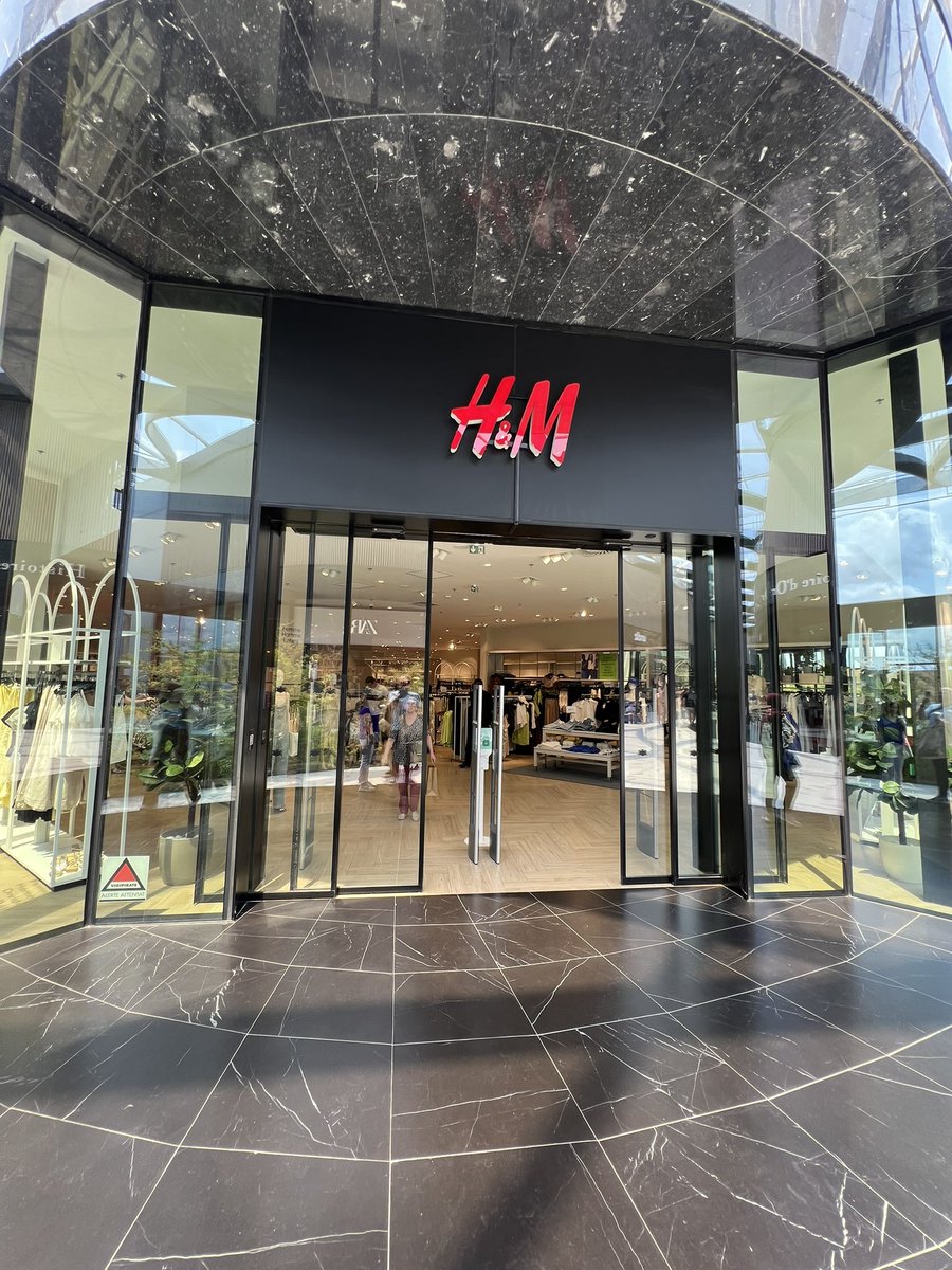 sebandre's tweet photo. @hmfrance « super » expérience client quand tu n’es pas autorisé à rentrer avec ton café fermé dans le magasin alors qu’aucune signalétique n’est présente à l’entrée. #ux #experienceclientarevoir https://t.co/mGWFEeiRNx