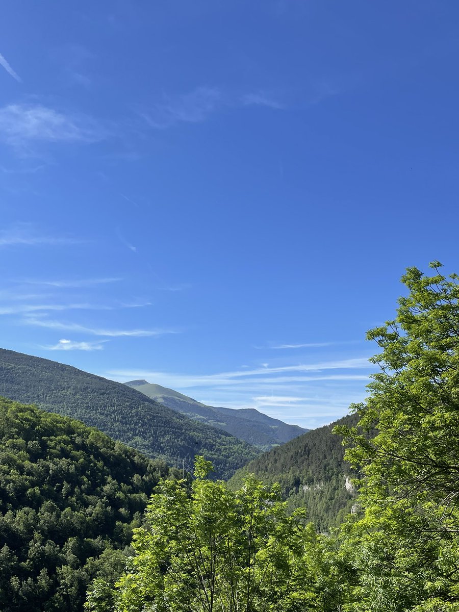 baronuria21's tweet photo. Així ens hem llevat al matí des de #Queralbs i així és com llueix el cel al migdia…gaudint d’aquests contrastos primaverals típics del #Pirineu ☀️ 🌧️ 🗻 #ElTempsTV3 https://t.co/hzzecf0pT8