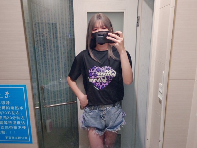 是你小时候当意淫对象的邻家姐姐么？ （但是带把 #伪娘 #女装子 #男の娘 #烧鸡 #成都伪娘 #crossdresser https://t.co/wO85gijATn<a href="/tag/%E4%BC%AA%E5%A8%98"class="tags">#伪娘</a><a href="/tag/%E5%A5%B3%E8%A3%85%E5%AD%90"class="tags">#女装子</a><a href="/tag/%E7%94%B7%E3%81%AE%E5%A8%98"class="tags">#男の娘</a><a href="/tag/%E7%83%A7%E9%B8%A1"class="tags">#烧鸡</a><a href="/tag/%E6%88%90%E9%83%BD%E4%BC%AA%E5%A8%98"class="tags">#成都伪娘</a><a href="/tag/crossdresser"class="tags"><span>#crossdresser</span></a>