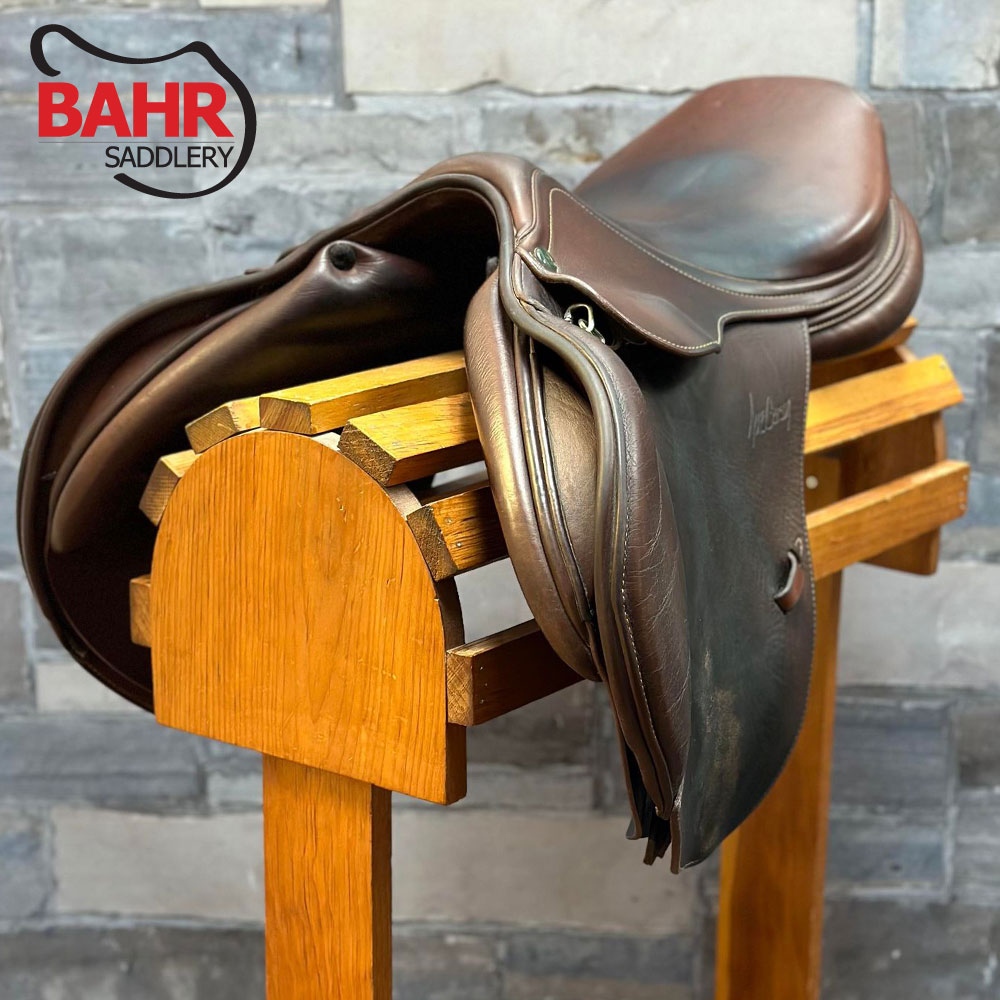 This week we are featuring a Used 17" Prestige Nona Garson Close Contact Saddle.
⁠
🛍️: bahrsaddlery.com/used-17-presti…
⁠
We accept used saddles on consignment. Get in touch with us today! ⁠
⁠
#usedsaddle #bahrsaddlery #wheregreatthingsarefound