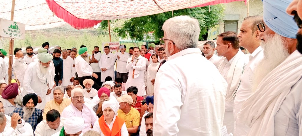 NirmalSMohra's tweet image. ◆ सूरजमुखी की खरीद MSP पर की जाए
◆ किसानों पर दर्ज मुकदमें वापिस हों,
◆ किसान आंदोलन के समय किसानों के साथ हुए MSP की गारंटी पर समिति के समझौते को लागू करे।
आज शाहाबाद में किसानों पर हुए बर्बर लाठीचार्ज के विरोध में दिये गये किसान धरने पर पहुंच किसानों की मांगो का समर्थन किया।