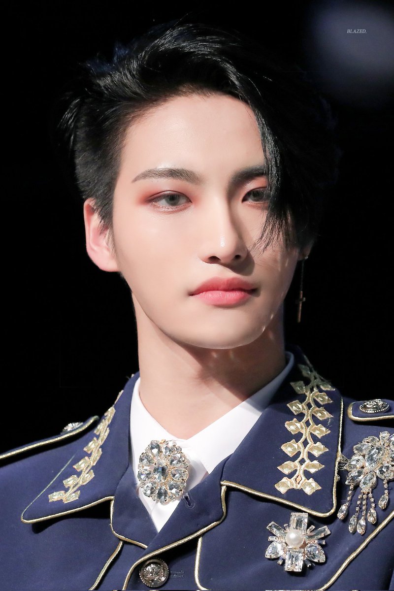 제복의 영광 아래