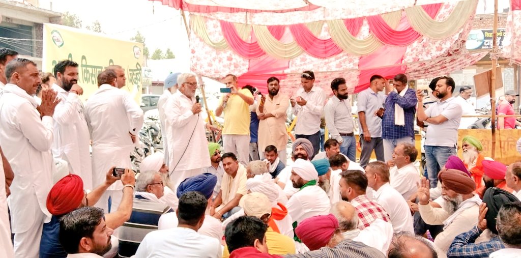 NirmalSMohra's tweet image. ◆ सूरजमुखी की खरीद MSP पर की जाए
◆ किसानों पर दर्ज मुकदमें वापिस हों,
◆ किसान आंदोलन के समय किसानों के साथ हुए MSP की गारंटी पर समिति के समझौते को लागू करे।
आज शाहाबाद में किसानों पर हुए बर्बर लाठीचार्ज के विरोध में दिये गये किसान धरने पर पहुंच किसानों की मांगो का समर्थन किया।