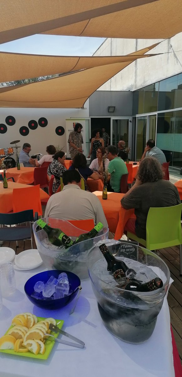 BibliotequesVNG's tweet image. Ple a la terrassa dels llimonets amb Ina mú. Elba, Iñaqui i Carles ens estan fent gaudir dels seus son brasilers
#TempsDeVi #VermutsMusicals