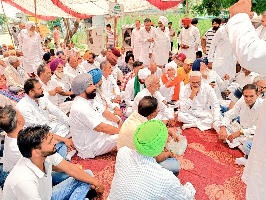 NirmalSMohra's tweet image. ◆ सूरजमुखी की खरीद MSP पर की जाए
◆ किसानों पर दर्ज मुकदमें वापिस हों,
◆ किसान आंदोलन के समय किसानों के साथ हुए MSP की गारंटी पर समिति के समझौते को लागू करे।
आज शाहाबाद में किसानों पर हुए बर्बर लाठीचार्ज के विरोध में दिये गये किसान धरने पर पहुंच किसानों की मांगो का समर्थन किया।