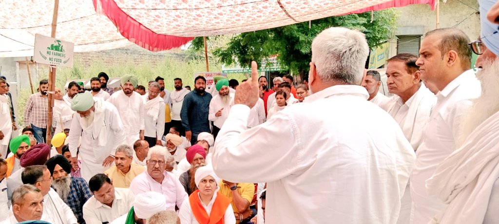 NirmalSMohra's tweet image. ◆ सूरजमुखी की खरीद MSP पर की जाए
◆ किसानों पर दर्ज मुकदमें वापिस हों,
◆ किसान आंदोलन के समय किसानों के साथ हुए MSP की गारंटी पर समिति के समझौते को लागू करे।
आज शाहाबाद में किसानों पर हुए बर्बर लाठीचार्ज के विरोध में दिये गये किसान धरने पर पहुंच किसानों की मांगो का समर्थन किया।