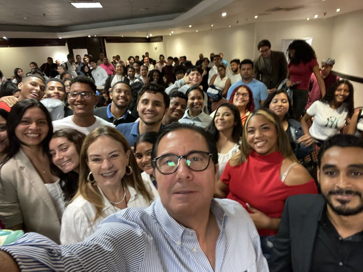 MartinTorrijos's tweet photo. Conversar con los jóvenes siempre es inspirador, ya que me permite conocer los desafíos que enfrentan y los planteamientos que proponen para la solución de los problemas. Mi objetivo es brindarles acceso a una educación de calidad en áreas clave para nuestro país. Me comprometo a mantener un diálogo permanente con ustedes y a trabajar incansablemente, priorizando temas específicos como la finalización de la facultad de medicina y la facultad de enfermería. Asimismo, para aquellos que residen en Panamá Oeste, me comprometo a ampliar el alcance del metro hasta la ciudad de Chorrera. Trabajando juntos, construiremos un futuro prometedor para Panamá.