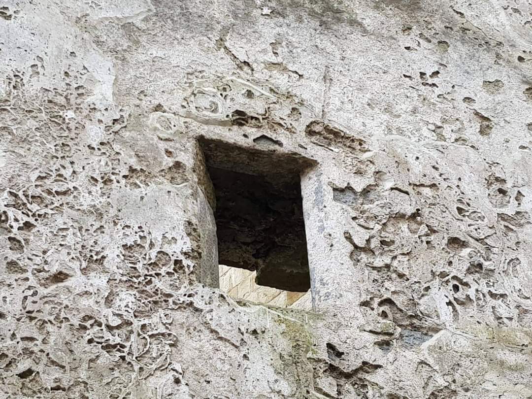 StandingStoneIE's tweet image. Irish archaeology twitter people! This little window is located in the south wall of the chancel/choir in St. Patrick's Cathedral in Cashel. Any idea what it was used for? It's angled towards the east wall and is quite high up.