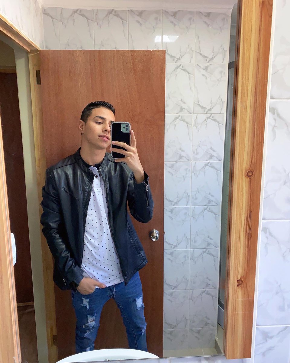 JReniol's tweet photo. La vida no se trata de encontrarse a uno mismo, sino de crearse a un mismo . https://t.co/zAeRR3golx