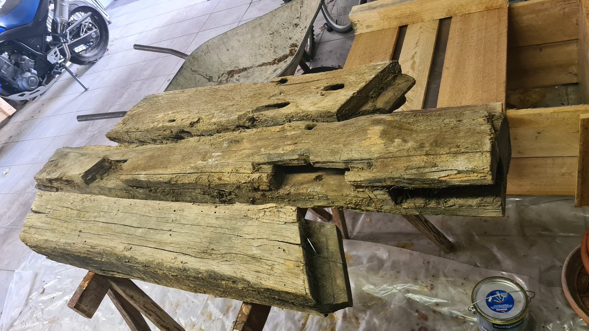 Diese Balken sind aus einem Fachwerkhaus und mindestens 300 Jahre alt. So ganz genau lässt sich das Alter nicht mehr bestimmen.
Ich möchte sie restaurieren und weiter verwenden.
Was würdet ihr daraus bauen?