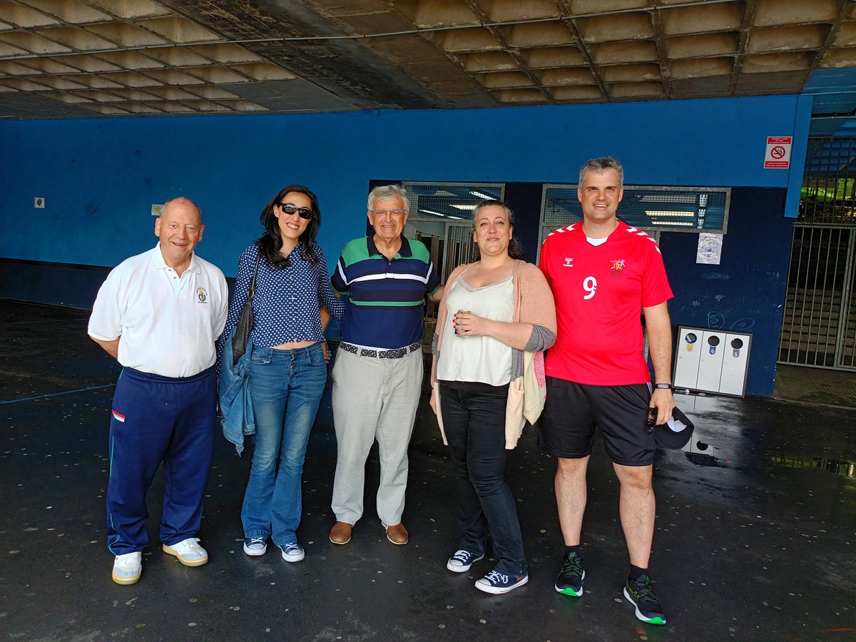 Susana y Maider, hermanas de Ander, en el XII Ander Manzanedo Eguna. Aurrera
<a href="/Askartza_bmano/">Askartza Eskubaloia</a>