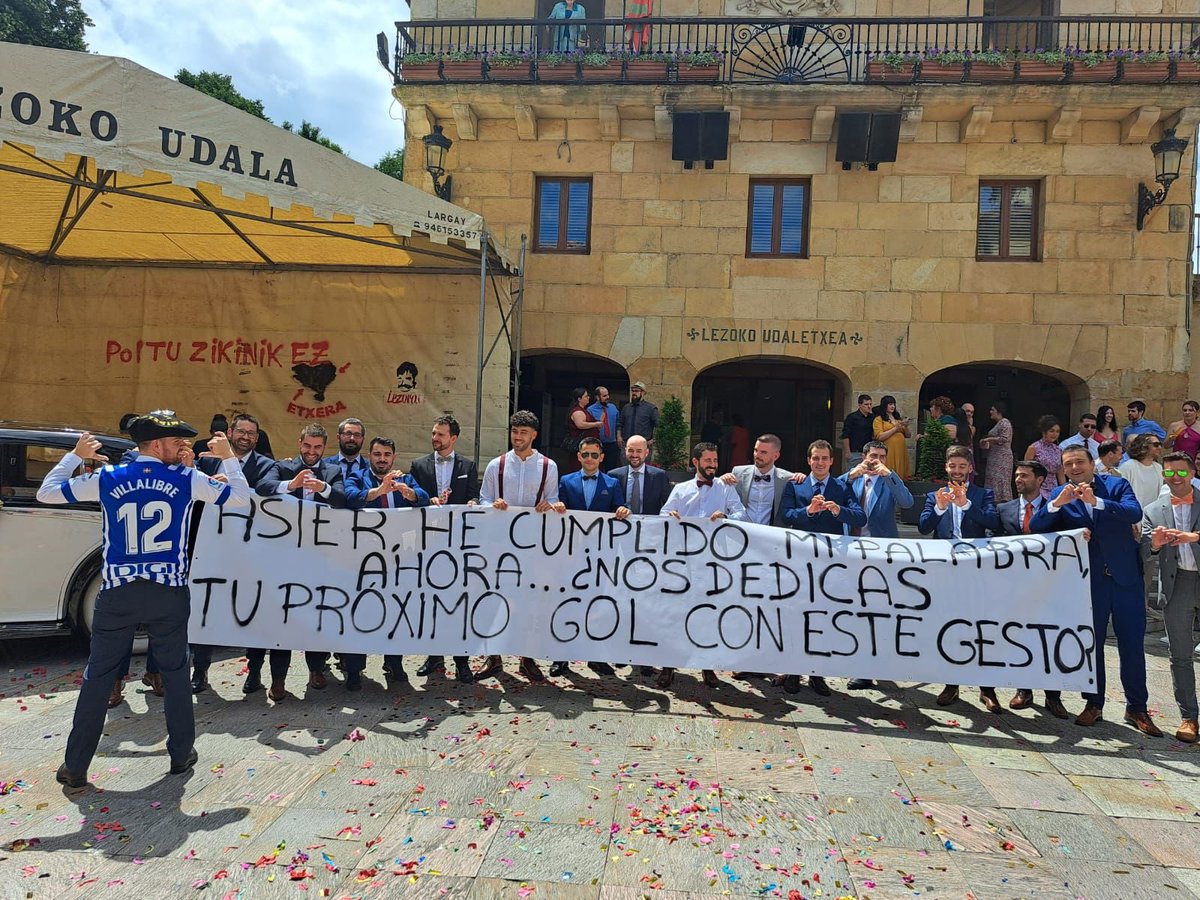 Alaves's tweet photo. Las promesas están para cumplirse… 

¡Grandes Mikel y Olaia! 👰🏻🤵🏻‍♂️

Zorionak bikote eta Goazen Glorioso!!! 🔵⚪️ https://t.co/9YPMQ93eHc