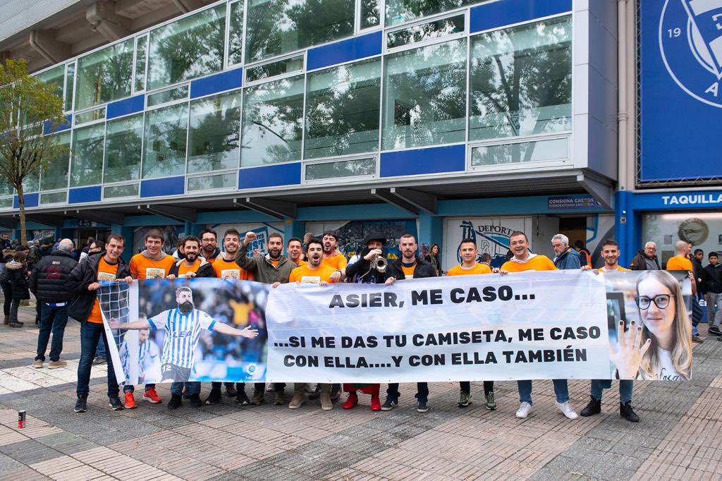 Alaves's tweet photo. Las promesas están para cumplirse… 

¡Grandes Mikel y Olaia! 👰🏻🤵🏻‍♂️

Zorionak bikote eta Goazen Glorioso!!! 🔵⚪️ https://t.co/9YPMQ93eHc