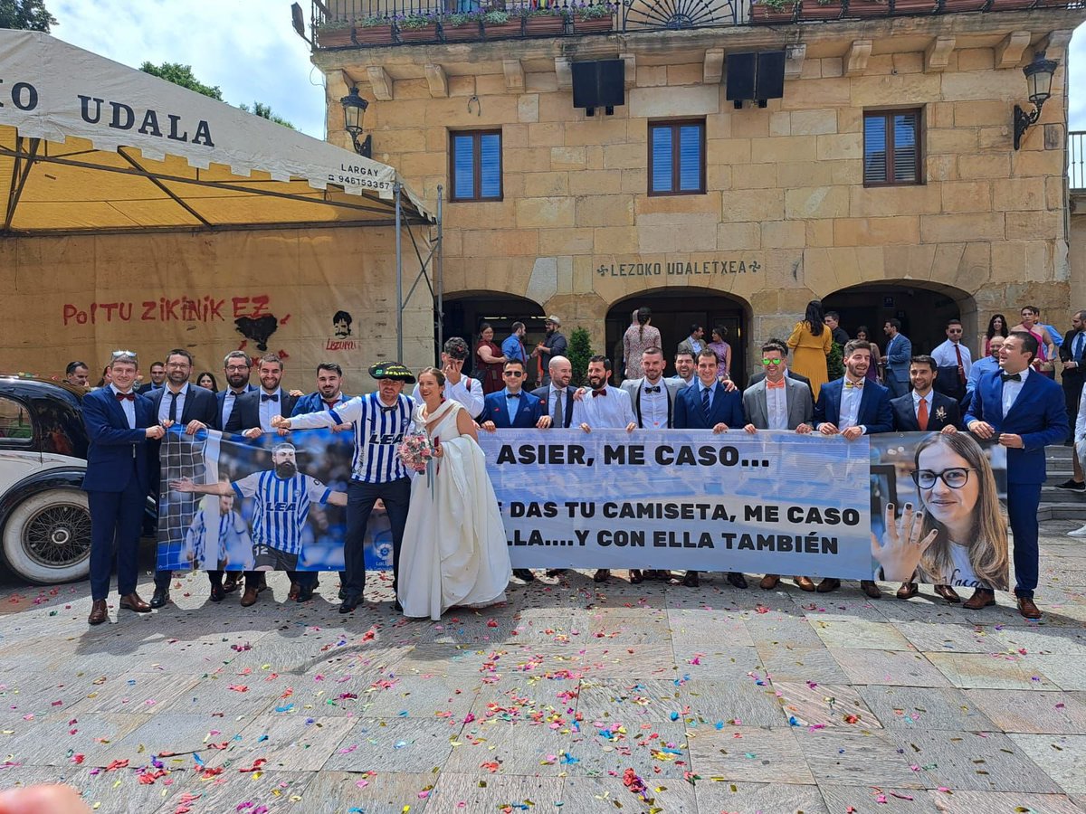 Alaves's tweet photo. Las promesas están para cumplirse… 

¡Grandes Mikel y Olaia! 👰🏻🤵🏻‍♂️

Zorionak bikote eta Goazen Glorioso!!! 🔵⚪️ https://t.co/9YPMQ93eHc