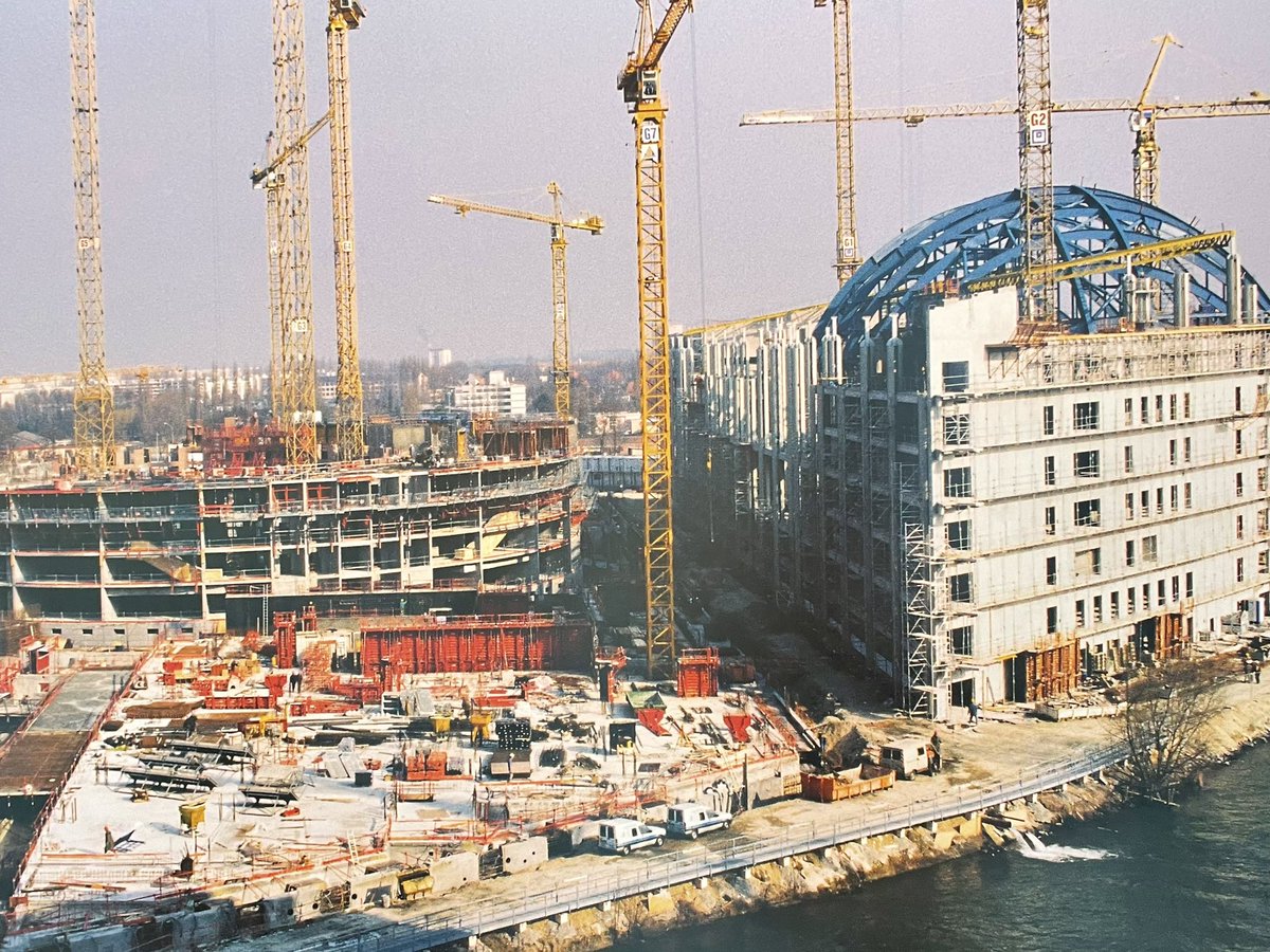 jules_msl's tweet photo. It was really cool to know the background of the construction of the European Parliament ! 🇪🇺
#EYE2023 #History @LCPevenements https://t.co/NjMvdXlCjr