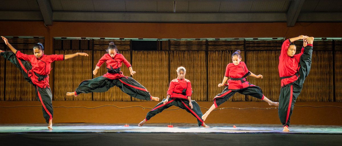 SadhguruAcademy's tweet image. The students of Isha Samskriti bring their magic to the stage with a stunning display of Kalaripayattu. This ancient discipline from ancient Bharat is the source of all martial arts in the world.

#humanisnotaresource #IshaLeadership #mentoring #talentmanagement #innovation