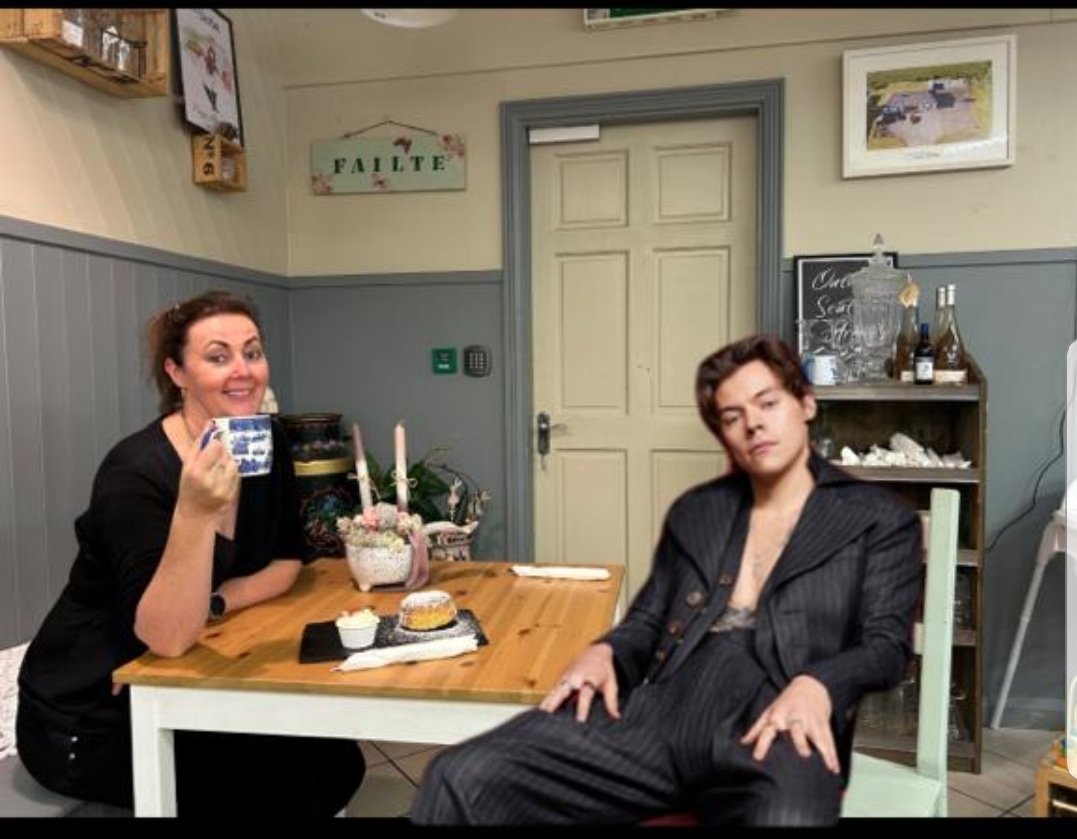 Look who dropped in for a scone😍😍
#harrystyles #Stór #shoplocal #craft #coffeeshop #foodandflowers #biaagusblathainna