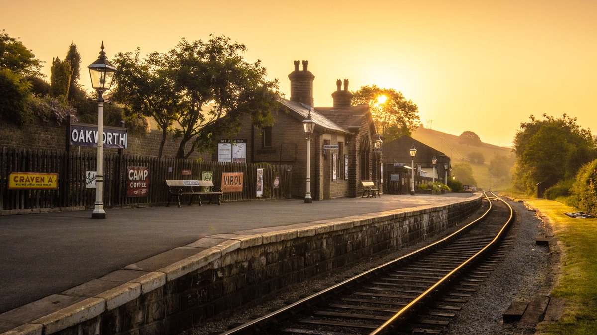 AFowlerPhoto's tweet image. Who needs AI when real life looks like this? 
This morning's sunrise at Oakworth Station.