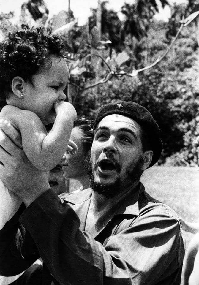 KatrinaDeCuba's tweet photo. Yo digo #ComoElChe:

"El revolucionario verdadero está guiado por grandes sentimientos de amor." https://t.co/P9QkjkDDWp
