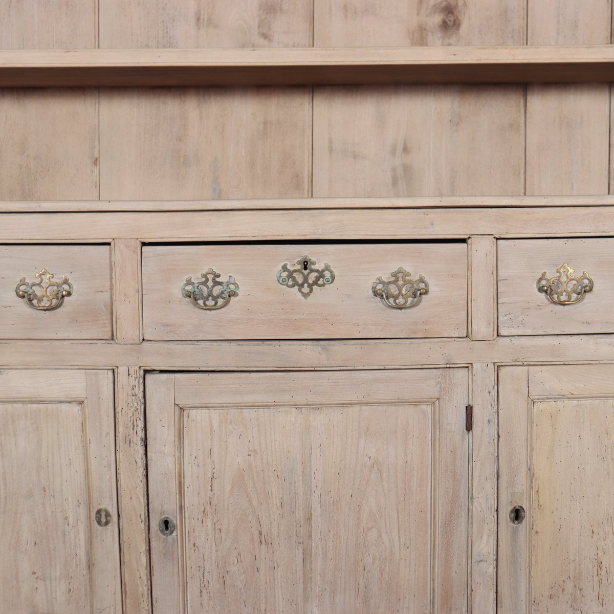 ArcadiaAntiques's tweet photo. 18th Century West Country bleached oak and elm dresser with three drawers and doors. 1760.
Price: £6,200
https://t.co/OgMm97glWr

#elmdresser #antiquedressers #18thCenturyDressers https://t.co/tOiXRiCZiK