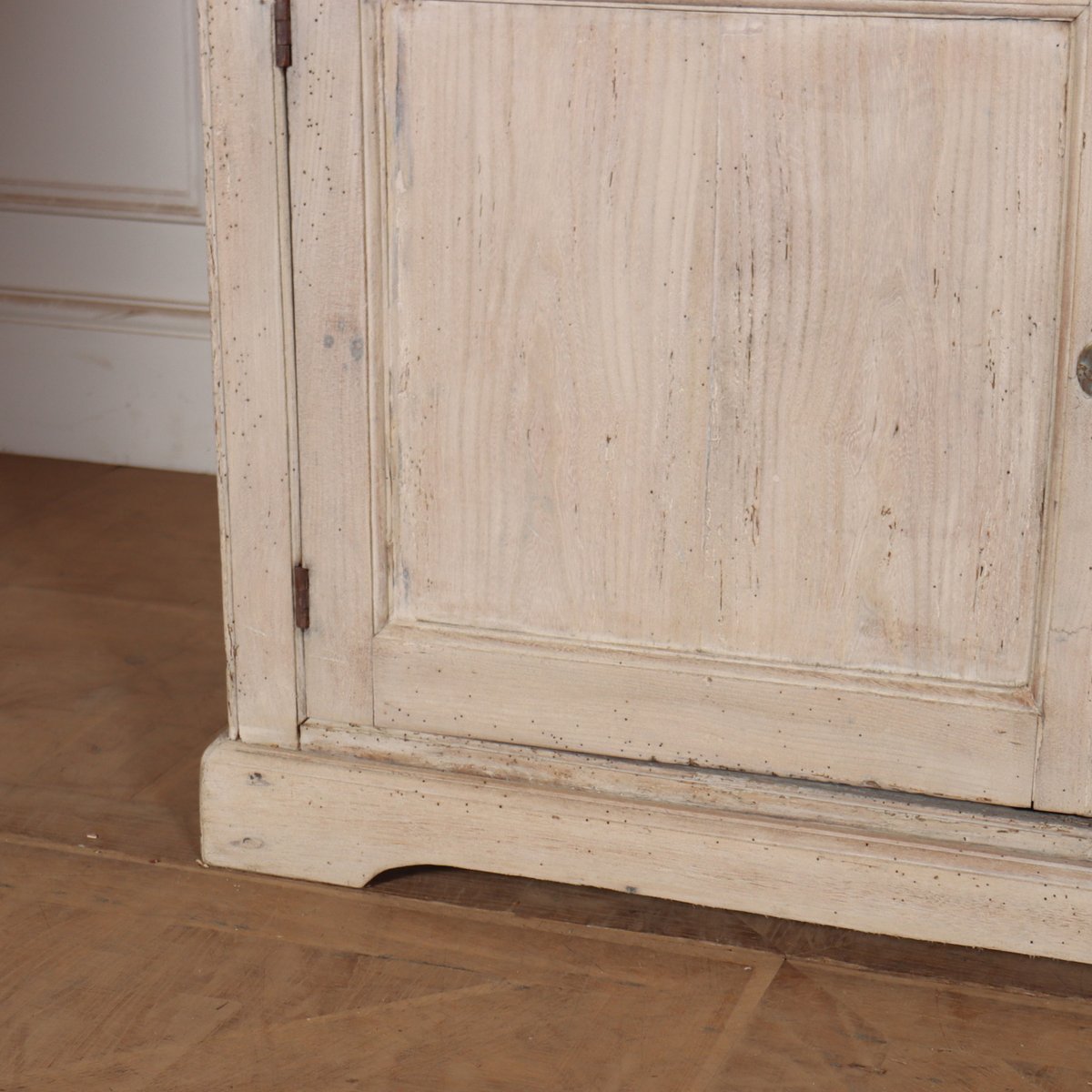 ArcadiaAntiques's tweet photo. 18th Century West Country bleached oak and elm dresser with three drawers and doors. 1760.
Price: £6,200
https://t.co/OgMm97glWr

#elmdresser #antiquedressers #18thCenturyDressers https://t.co/tOiXRiCZiK