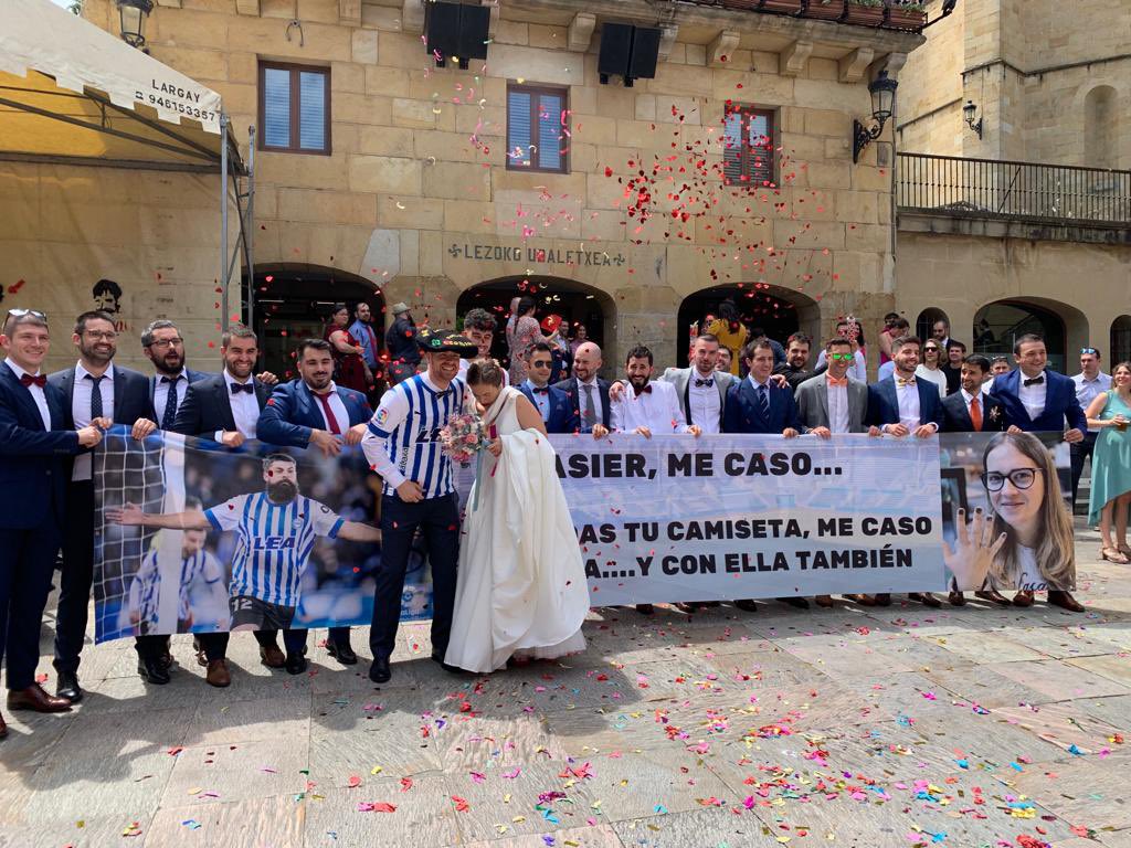 rogarsie's tweet photo. Y llego el día… y @xabimi14 cumplió su palabra. Que vivan los novios!! ¿Me ayudáis a que le llegue a Asier? #GraciasVillalibre #Dedicaleselproximogol #Gestodealianzasdeboda @Alaves @gasteizhoy @NoticiasdeAlava @elcorreo_alava @ChurrucaMiguel @kiroleros https://t.co/brnqk8NDYF