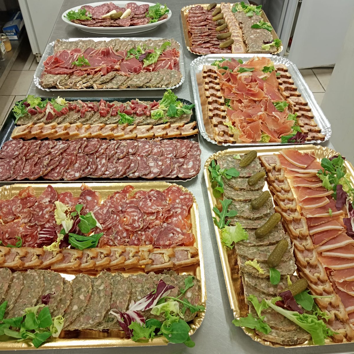 PORQUETCeline's tweet photo. #localisme #DirectProducteur 
De la bonne charcuterie Ardechoise 😁🤩, une ambiance conviviale et patriotique pour cette journée de formation des adhérents #Ardèche #OnArrive . Merci à @CathRimbert84 et @Phdebeauregard pour cette formation . @RN07_officiel @RNational_off https://t.co/n7XU3dO1WP