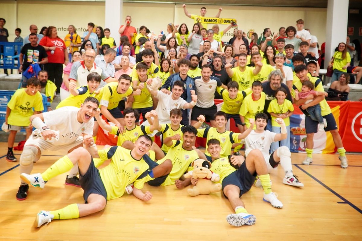 Con 18 jugadores <a href="/UDRB/">UD Las Rozas FS</a> ,..., ¡¡¡la que hemos liado este año!!! 🤪🤪👏👏❤️❤️
A COMPETIR y DISFRUTAR la final