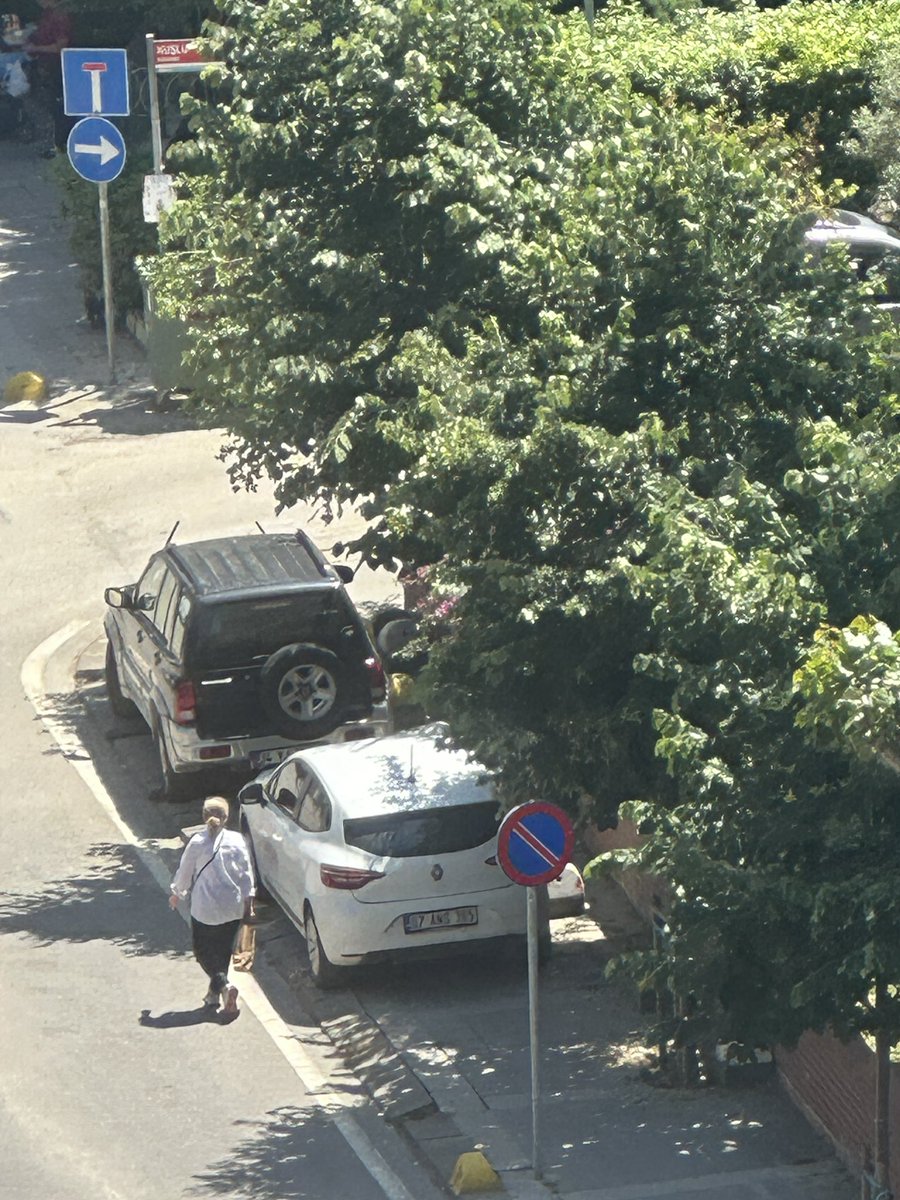 Arabaların kaldırımda, yayaların yolda olduğu modern şehir İstanbul...