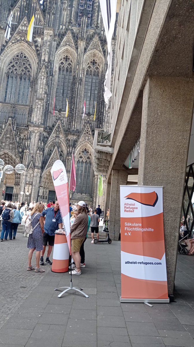 Uns kann man heute in Köln am Dom treffen. Kommt vorbei, wenn ihr Fragen zur Situation atheistischer Geflüchteter in Deutschland und zu unserer Arbeit habt.