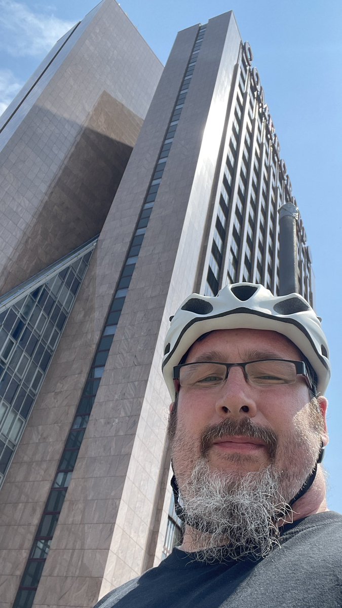 DarkGizi's tweet photo. Wo bin ich?! Berlin ist es schon mal.
#kurztripp #bikenmachtglücklich #wannkommtderregen #immermithelm #sportmachtspass https://t.co/FyLH8b6dO5