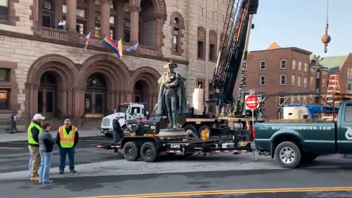BREAKING: #Albany @MayorSheehan talks to workers as the statue of Gen. Philip Schuyler is loaded onto a trailer in front of City Hall wnyt.com/top-stories/sc…