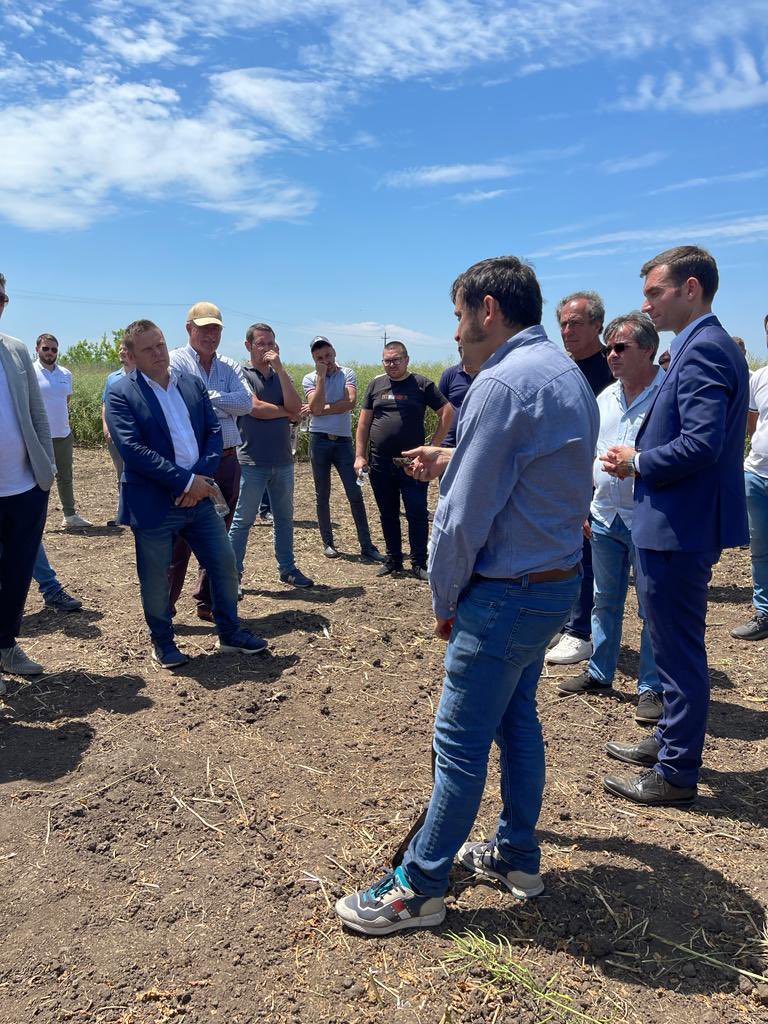 StefanStanescu's tweet photo. Mulțumim tuturor celor prezenți astăzi la evenimentul tehnic organizat în cadrul S.C. @AgromecVisina S.A.  - impreuna cu Liviu Dinca 

We thank all those present today at the technical event organized within the farm S.C. @AgromecVisina S.A.  - with Liviu Dinca 

# @_AgriSo_ https://t.co/PYmchXkSkE